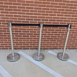 Queue stanchions / retractable belt barriers