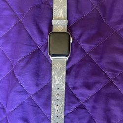 🔥 Apple Watch SE 40mm – Excellent Condition + Louis Vuitton Band 🔥