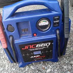 JNC 660 Battery 1700 Peak Amp 12v  Automotive  Jump Starter Excellent Condition!