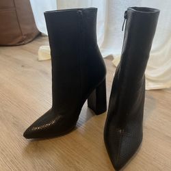 Black High Point Ankle Boot - SIZE 6