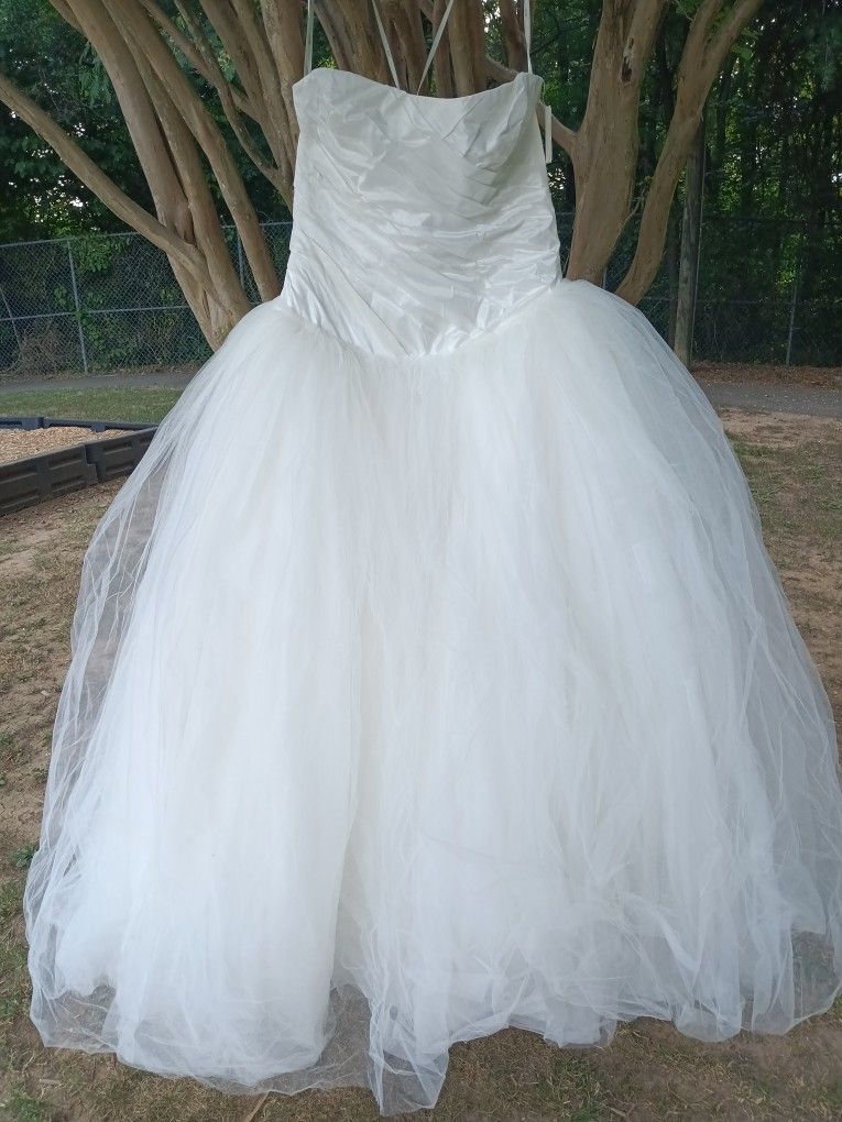 New unaltered size 14 Vera Wang Wedding Dress.