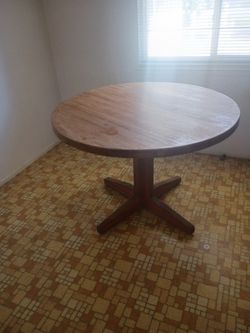 Round Wood Pedestal Dining Table