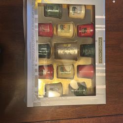 12 Yankee Holiday Sample Candles w/Holder