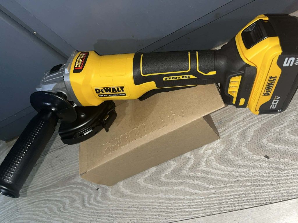 Grinder DeWALT And Battery 