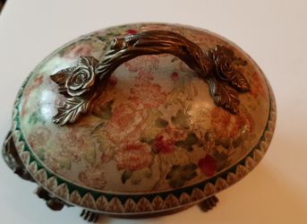 WL 1895 Wong Lee crackled porcelain box with bronze feet, for Sale