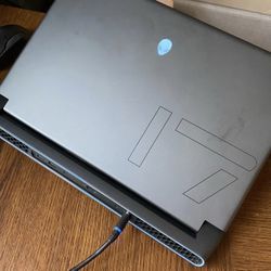AlienWare M17 R5 Amd 6900HX & 6850M XT 12GB & 32GB DDR5 & 1Tb