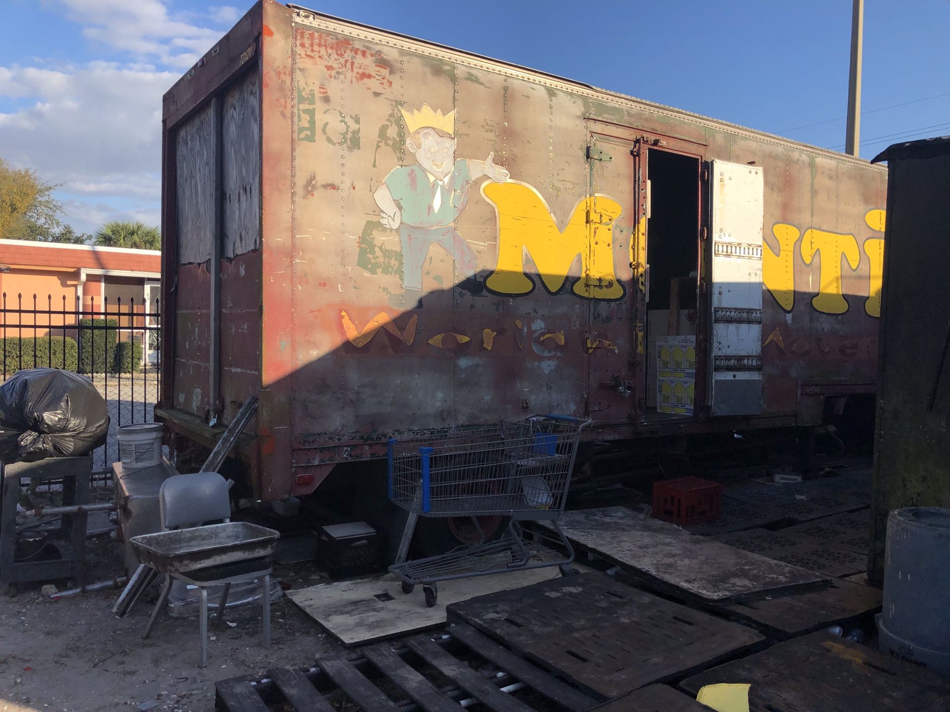 Free container. 40โ