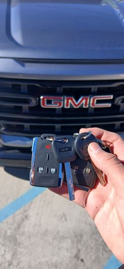 Llaves De Autos/ Car Keys And Remote