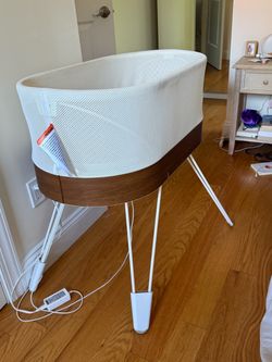 Snoo bassinet with sheets and swaddles