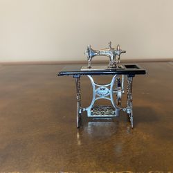 Miniature  Metal Sewing Machine Silver Black Treadle 1:12 Scale