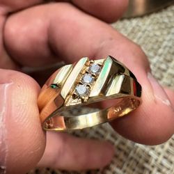 14k solid gold ring like new 3.70 grams  size 8 1/2  firm not taking offers