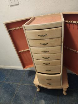 READ DESCRIPTION!!! JEWELRY ARMOIRE