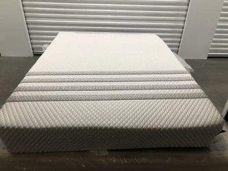 Like New Leesa Sapira Hybrid Queen Mattress