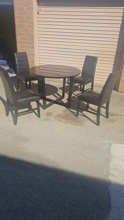 Table & Chairs