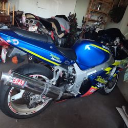 Beautiful Motorcycle 2003 Suzuki 600 Very Good Condition Low Miles