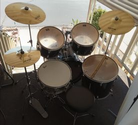 Bateria CB Drums complete with Bass Pedal, Cymbals & Hi-Hats, Hardware or Stands, 2 Pair of Sticks & a Drum Tuning Key for $300