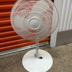 Fan/ Lasko floor fan/