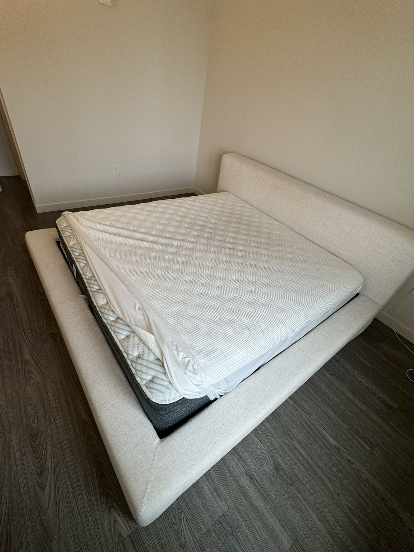 King size Castlery Dawson Bed Frame➕ Simmons Beatuty rest Mattress