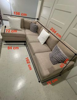 Beige sectional sofa with pillows included. Sofá seccional moderno color beige con cojines incluídos.