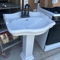 Pedestal Sink with Faucet / Read Below ⬇️