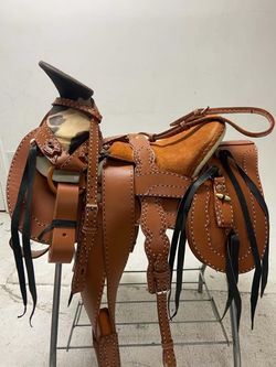 Montura charra cosida à mano con fuste forrado de cuero natural