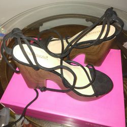 Shoe Dazzle Black & Brown Wedge Size 7.5
