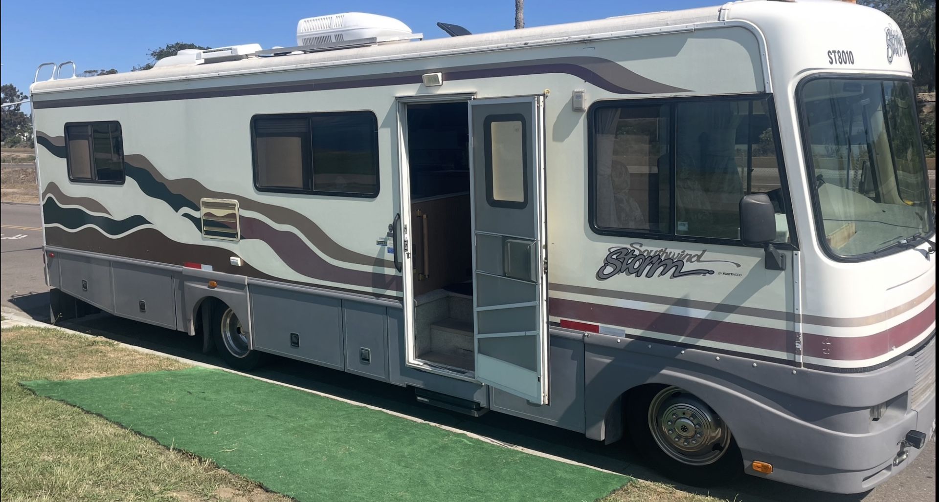 RV 30 Foot Fleetwood Southwind Storm