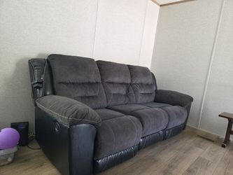 Couch w 2 recliners at end