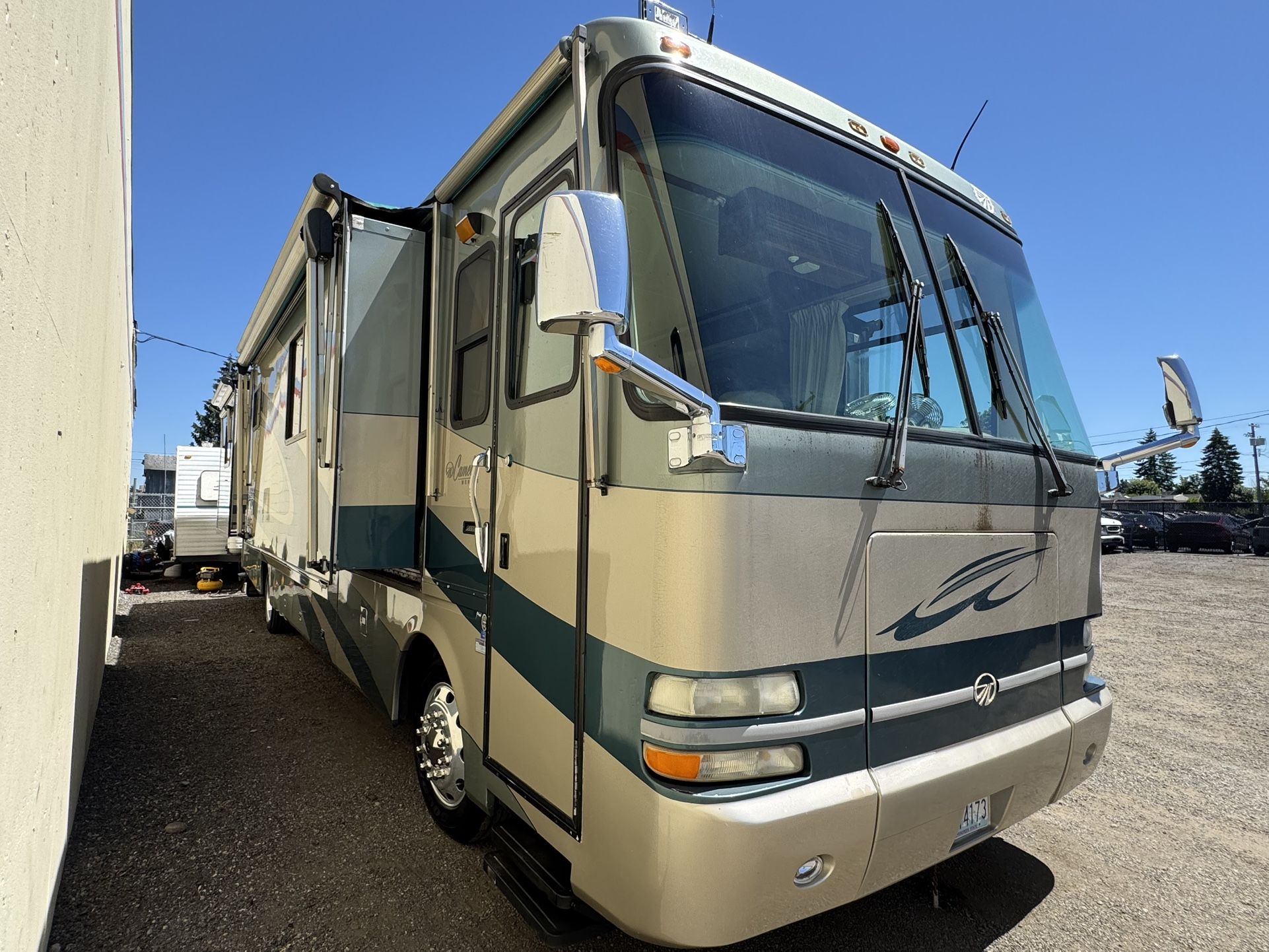 2005 Monaco Camelot 40ft