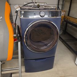 G&E Utrafresh Vent System Washer&Dryer With Pedestals