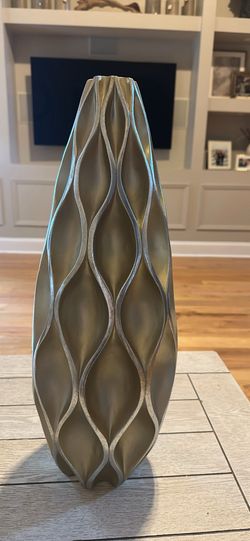 Gold light weight vase