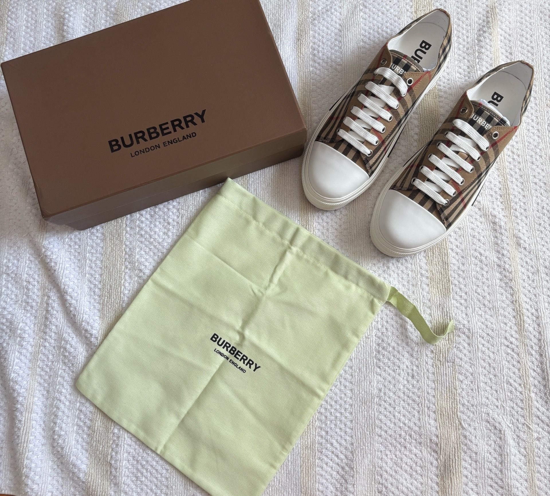 Burberry shoes size 10