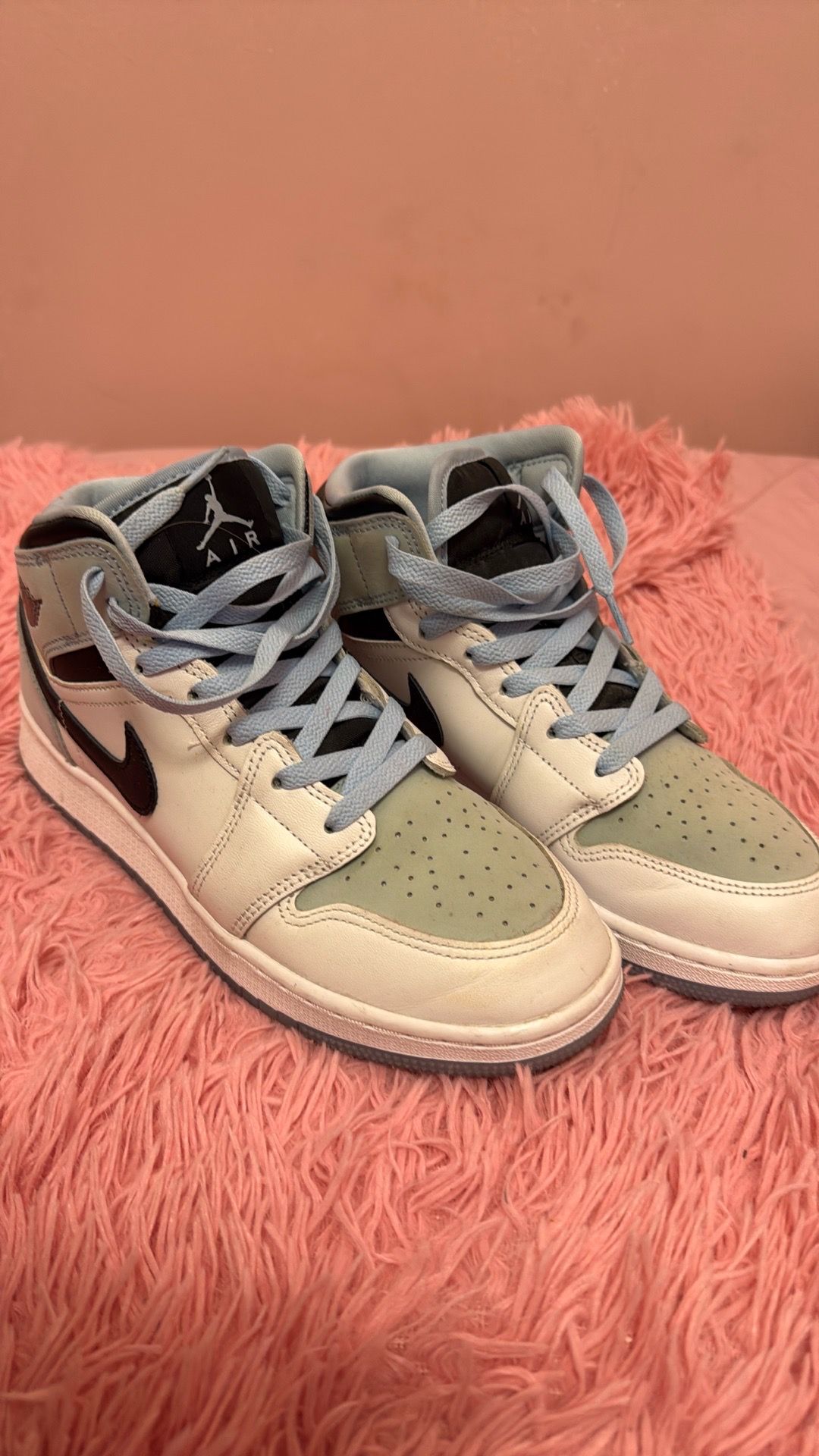 Jordan 1 mid SE