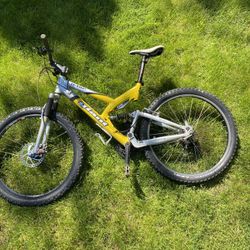 Giant - Full Suspension Moutain Bike 18.5 inch 