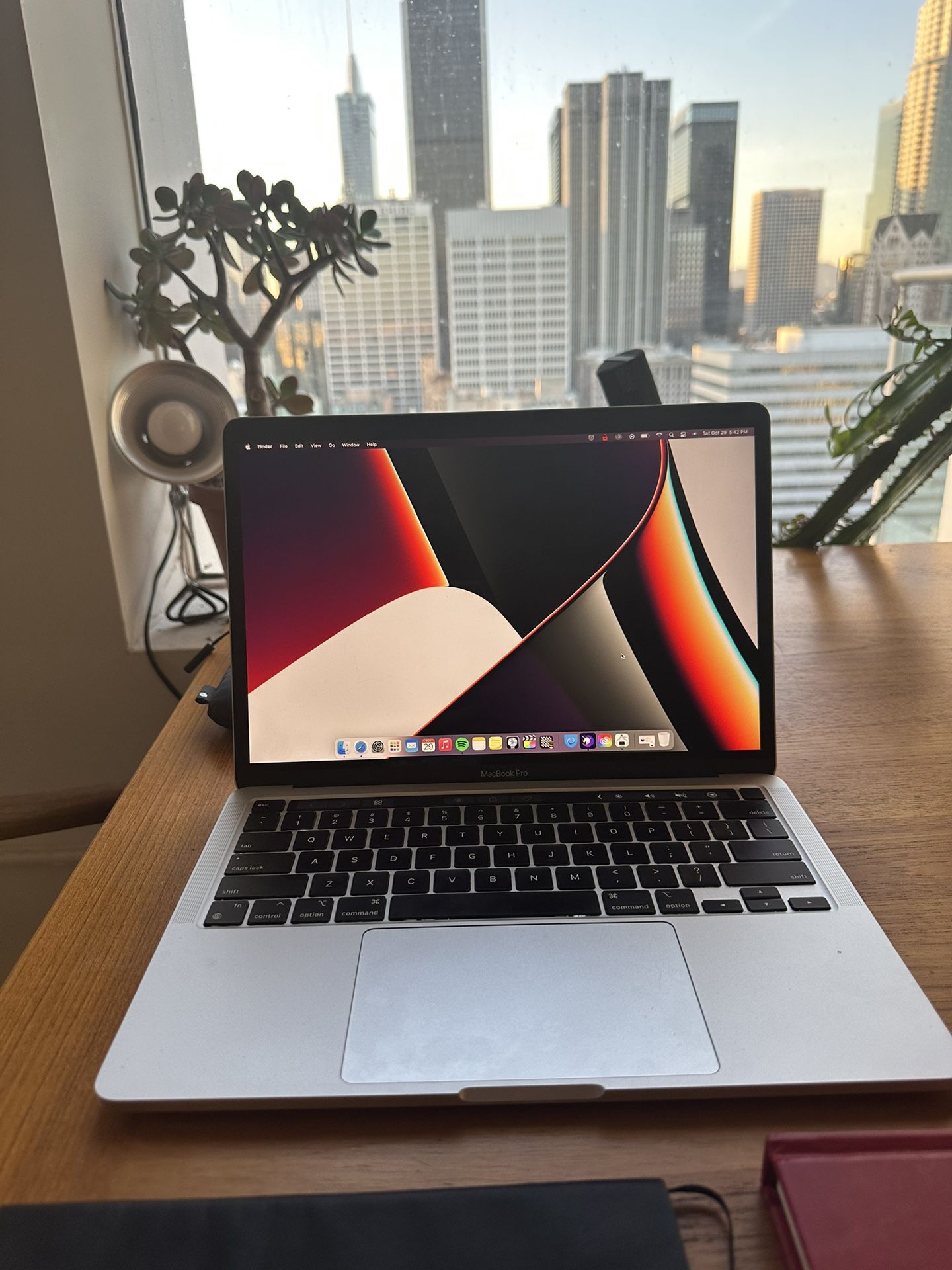 2019 MacBook Pro 13” 16GB RAM 256GB SSD Touch Bar New Battery