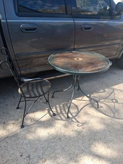 Mesita de patio con una silla