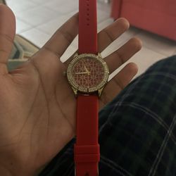 Reloj usado, bonito diseño, se vende sin batería y no ha sido probado recientemente.