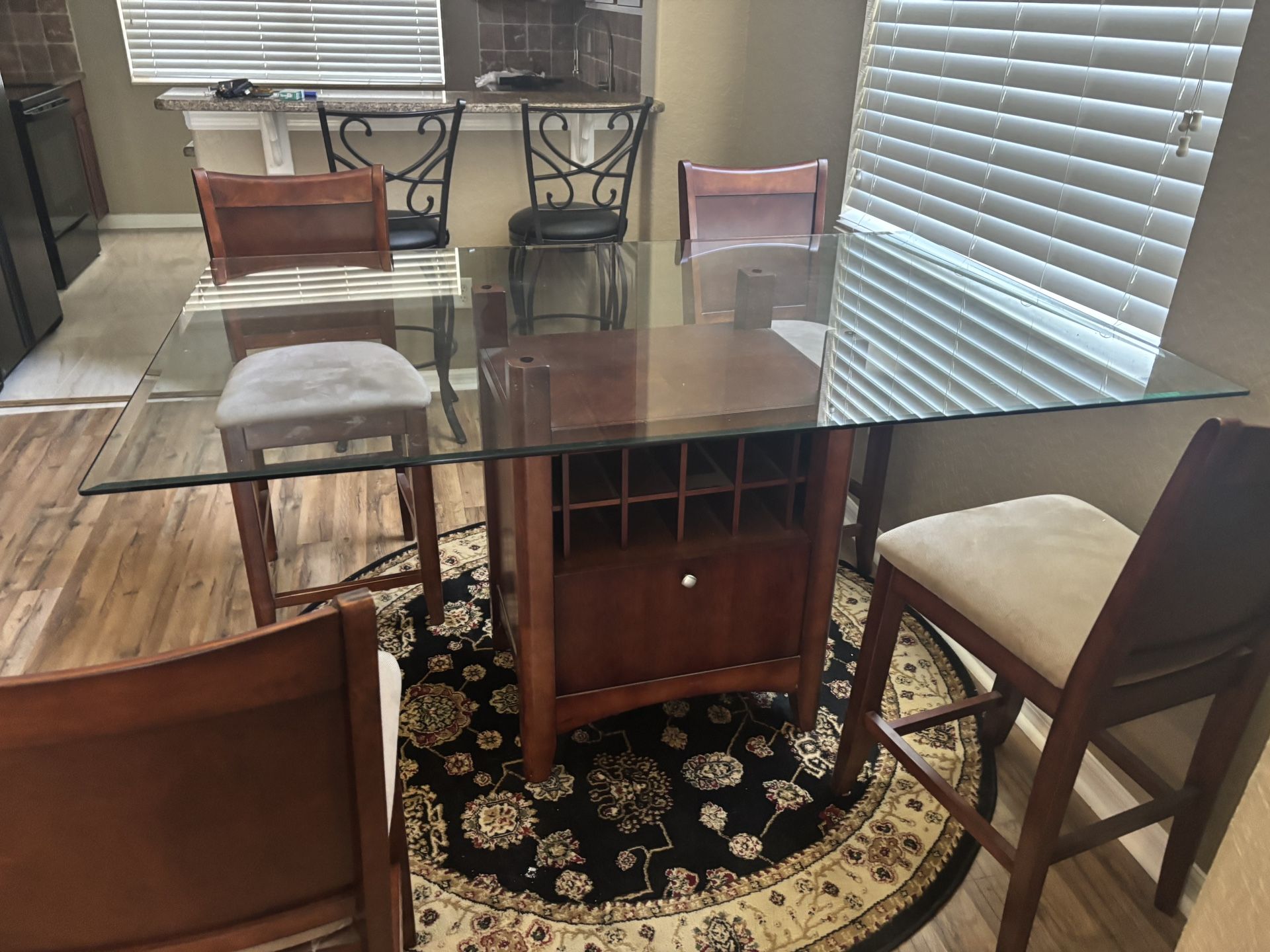 Dinning Table With Round Area Rug