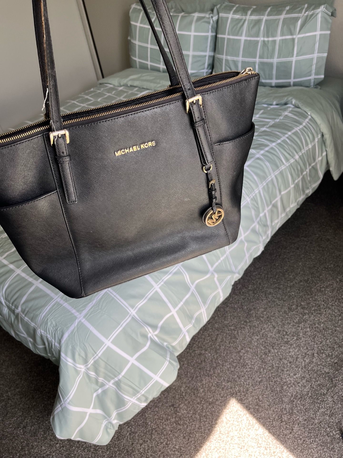 Use Michael Kors tote purse, matching wallet to go with or without