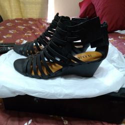 Ladies Shoes Size 6 M Pick Up Only 15.00