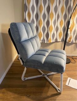 Liquidation ultimas se van por tan solo $40 🎉Steyr Chair Blue Velvet Channel with Metal Leng .