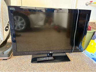 WORKS BEAUTIFUL This is an LG 32LD450, a 32-inch LCD television with a black bezel and a matching stand.The set includes a standard LG remote control 