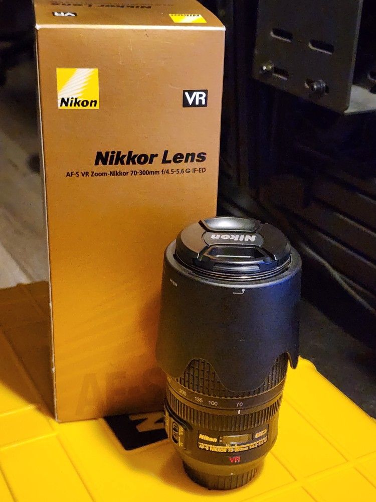 Nikon AF-S NIKKOR 70-300mm f/4.5-5.6G IF-ED VR Lens