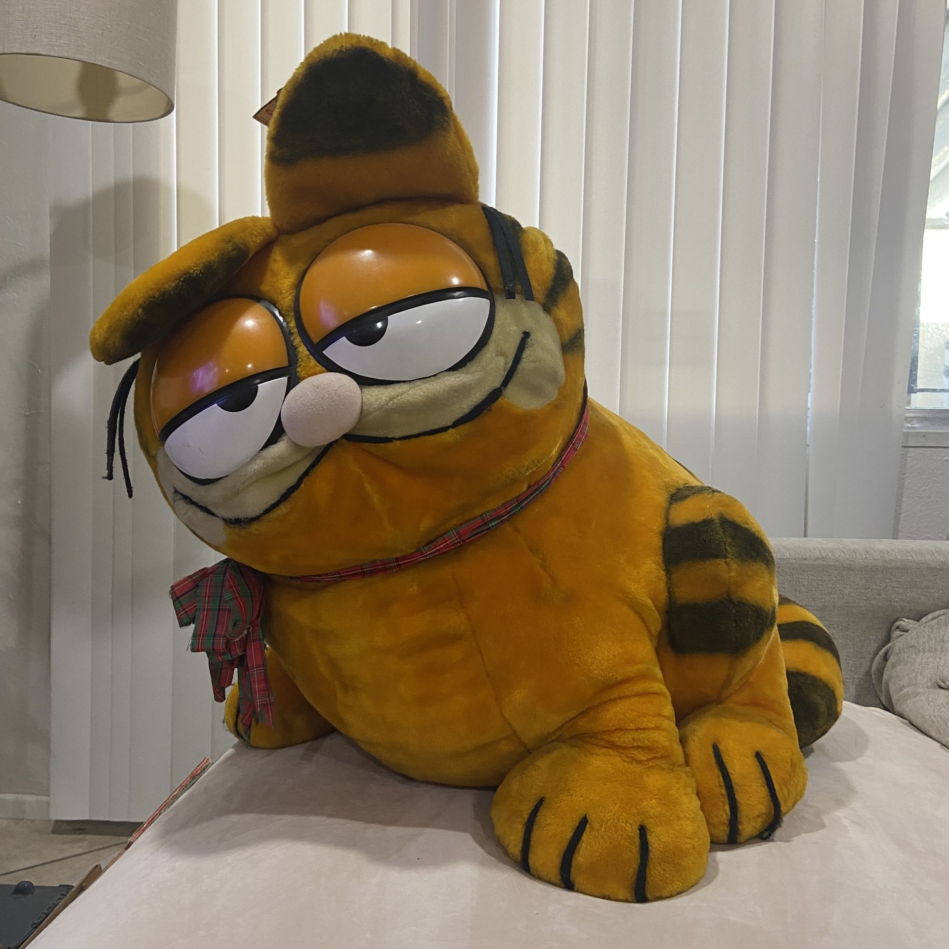 GIANT GARFIELD SUPER PLUSH
