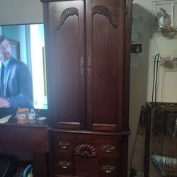 2 Tall Cherry Oak Shelfs Like New In Good Condition 