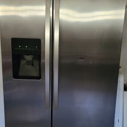 Kenmore 25.6 cu. ft Refrigerator w/Ice Maker