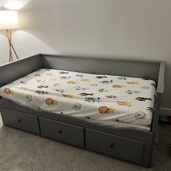 Day Bed W/ 3 Drawer Storage / With two mattress 