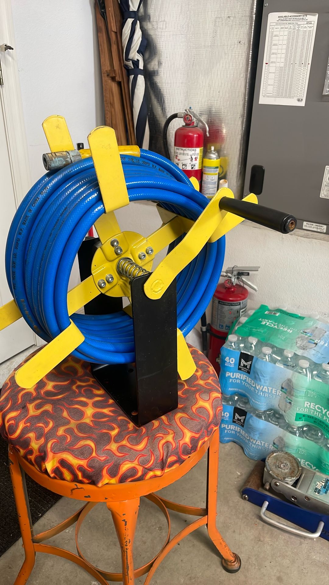 Hand crank air hose reel