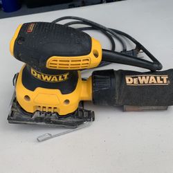DeWalt Corded 2.3 amps 1/4 Sheet Palm Sander with dust bag