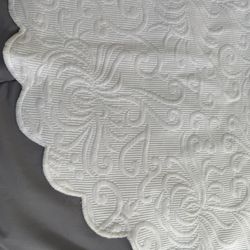 MATELASSE WHITE KING SIZE SCALLOPED EDGE COVERLET, MATELASSE BED SKIRT, 2 KING MATELASSE SCALLOPED EDGE PILLOW SHAMS, 2 KING PILLOW INSERTS, ALL NEW
